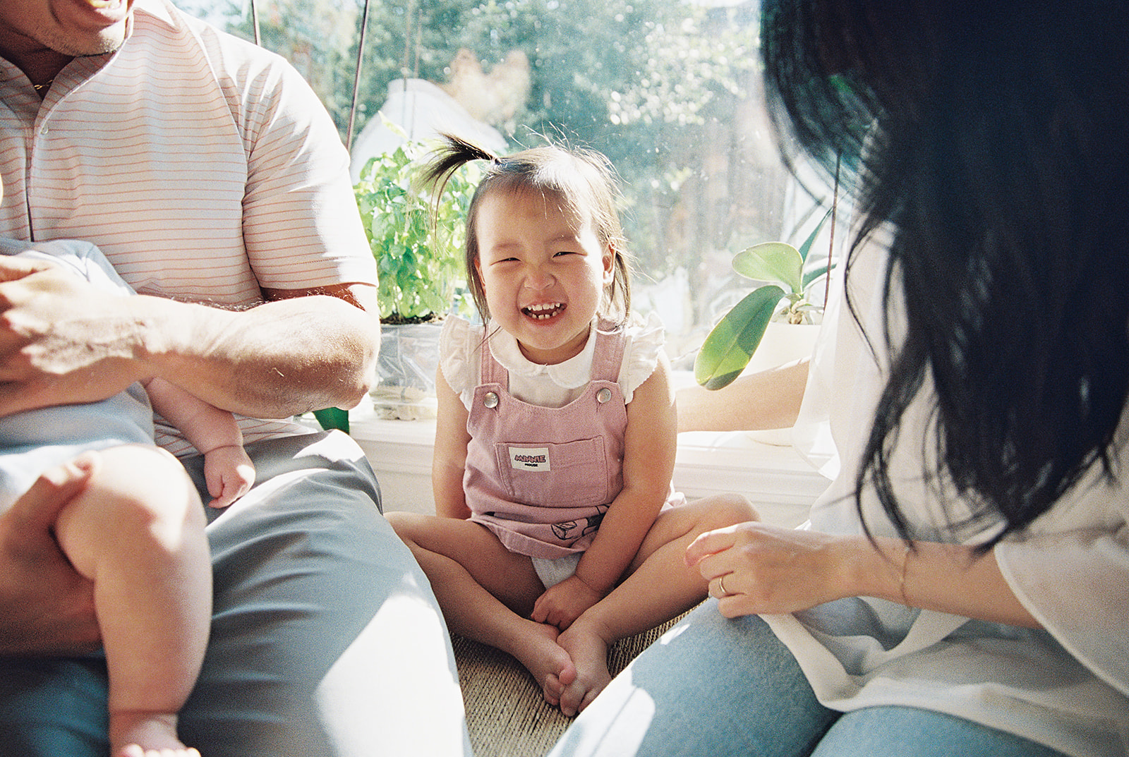 A cozy in-home family session ahead of the Fort Worth Farmer's Market